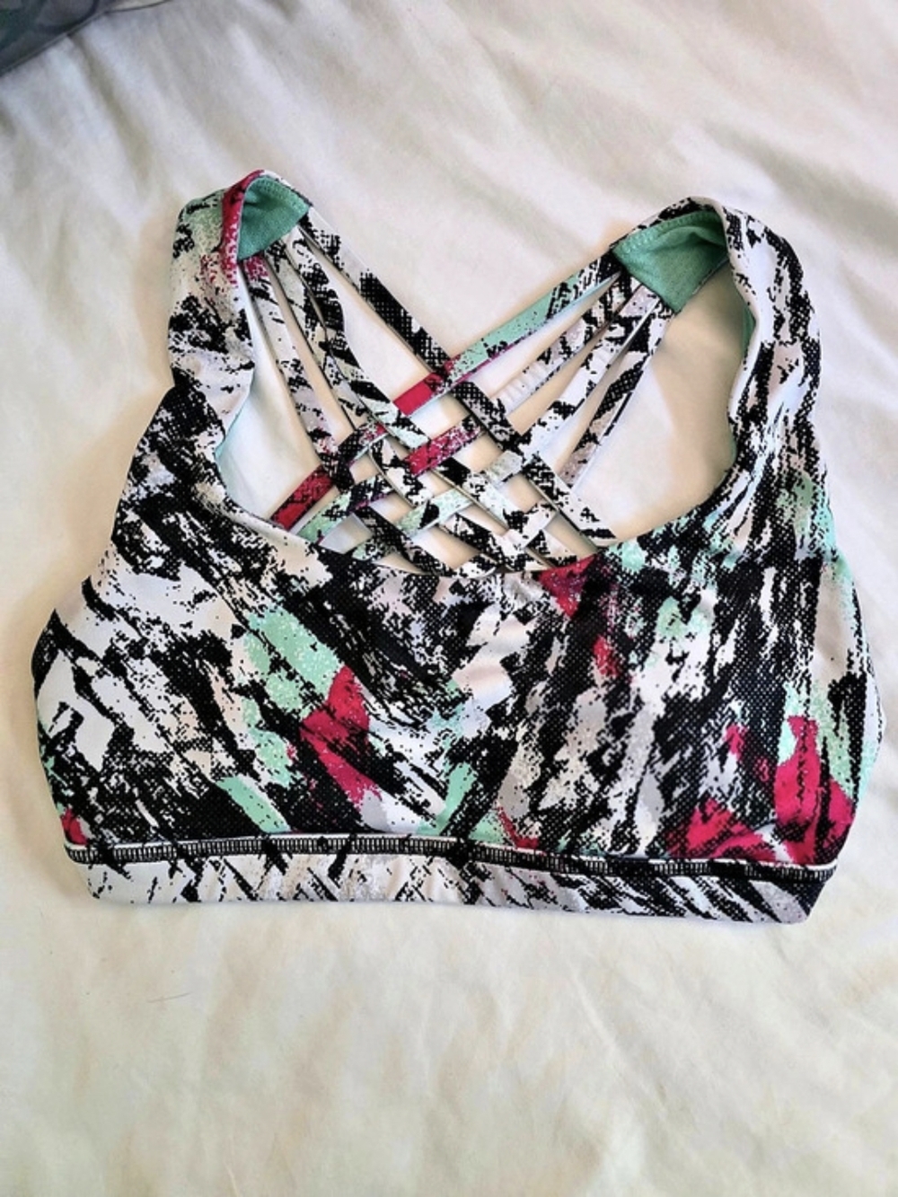 Lululemon Free to Be Wild Bra Sports Bra Green & Black Size 4